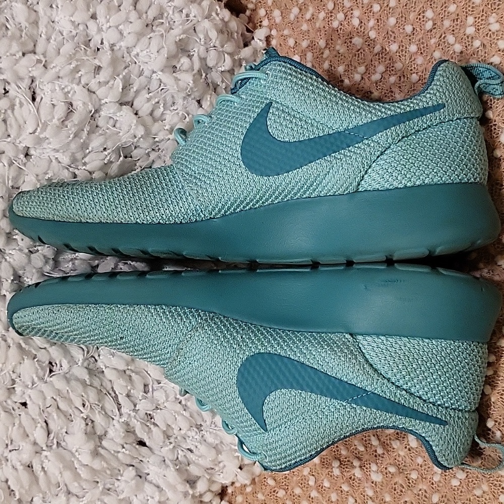 Nike Roshe Sneakers - Picture 5 of 12